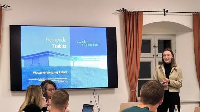 Bild: jma
Lena Mayerhöfer (rechts stehend) vom Ingenieurbüro Zwick berichte dem Ratsgremium vom aktuellen Stand der Maßnahmen.