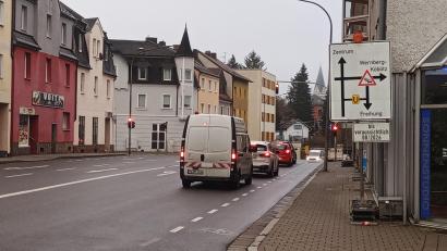 Bild: ui
In der Christian-Seltmann-Straße in Weiden sorgt eine Umleitungsempfehlung für Verwirrung bei vielen Verkehrsteilnehmern.