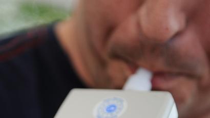 Symbolbild: Britta Pedersen
Ein Mann unter Alkoholeinfluss fuhr am Dienstag bei der Polizei in Tirschenreuth vor.