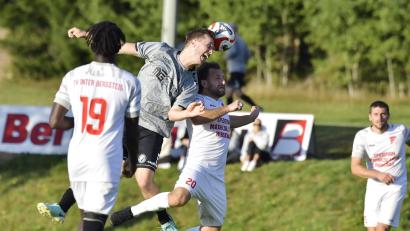 Bild: Hubert Ziegler
Rassiges Kopfballduell zwischen Benedikt Herbrich (links) von den SF Ursulapoppenricht und Ex-Spielertrainer Helmut Jurek (rechts) vom SV Inter Bergsteig Amberg. Beide stehen die Restrunde für Upo auf dem Rasen.