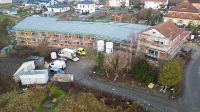 Bild: nza
Damit der Bau im Sozialen Zentrum auch in den Wintermonaten weiter gehen kann, ist eine "Winterbauheizung" nötig. Die Gemeinde hatte dafür schon die Zustimmung erteilte, der Gemeinderat stimmte nun nachträglich zu.