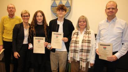 Bild: kro
Bürgermeisterin Marion Höcht ehrte ehrenamtliches Engagement, schriftliches Schaffen und sportliche Erfolge. Unser Bild zeigt von links, Norbert Hederer, Marion Höcht, Mila Schieder, Luis Busch, Christine Höllerer und Florian Mattes.