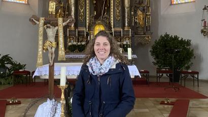 Bild: Stephanie Margeth
Katechistin Silvia Sitter-Weiß vorm Altar der St.-Dionysius-Kirche in Neunkirchen.