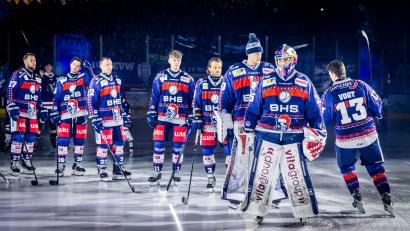 Bild: Tobias Neubert/exb
Die Spieler und Spielerfrauen der Blue Devils Weiden zeigen in der Adventszeit Herz und unterstützen die Kinderklinik Weiden.