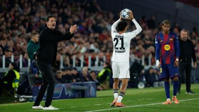 Bild: Joan Monfort/AP/dpa
Zollte seiner Mannschaft trotz der Niederlage große Anerkennung: Eintracht-Trainer Dino Toppmöller.