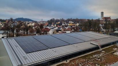 Bild: Sunline Solarstrom GmbH, Fürth
Auf dem Dach der Realschulturnhalle in Sulzbach-Rosenberg ist die neue PV-Anlage montiert und geht demnächst in Betrieb.