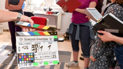 Bild: Jens Kalaene/dpa-Zentralbild/dpa
Dreharbeiten einer bereits vergangenen Staffel von Schloss Einstein im Jahr 2018. (Archivbild)