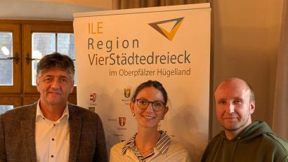 Bild: ILE Region VierStädtedreieck
Vorsitzender Edgar Knobloch, Umsetzungsbegleiterin Marion Nothelfer und Fachkraft Kilian Heinl freuen sich nach einstimmigem Beschluss auf die weitere Zusammenarbeit im Jahr 2026.