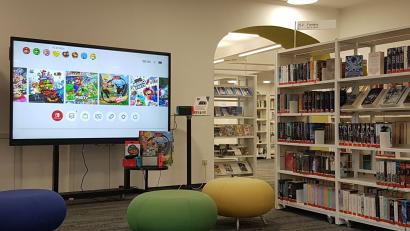 Bild: Marion Unglaub Schäfer/Stadtbibliothek/exb
Die Gebühren für die Benutzung der Stadtbibliothek steigen ab 2026. Allerdings sind Kinder und Jugendliche von den Nutzungsgebühren auch weiterhin ausgenommen. Im Bild die Gaming-Ecke und Fantasy-Literatur.