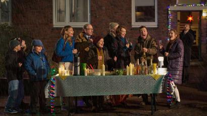 Bild: Thomas Leidig/NDR/dpa
Die Hausgemeinschaft feiert Silvester - aber Prange ist bockig in der Wohnung geblieben.