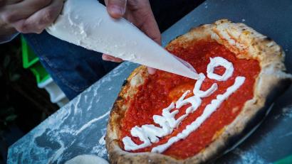 Bild: picture alliance / Cesare Abbate/ANSA/AP/dpa
Danke, Unesco - in Italien sind viele Freunde des Essens begeistert.