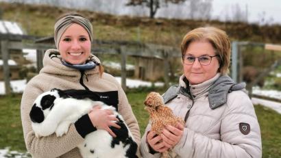 Bild: Portner
Die zwei neuen Erlebnisbäuerinnen Antonia Biegerl (links) und Karin Forster wollen Kindern und Jugendlichen den Kontakt zu Tieren ermöglichen. Auch Hase "Charlie" und Paduaner-Huhn "Trudi" dürfen gefüttert und geknuddelt werden.
