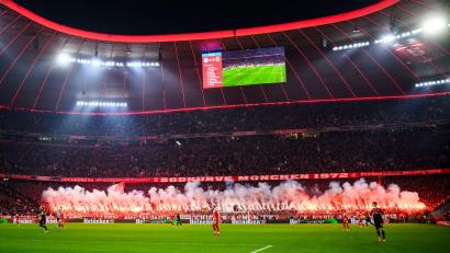 Bild: Tom Weller/dpa
Fans auf beiden Seiten zündeten beim Spiel in der Allianz Arena Pyrotechnik.