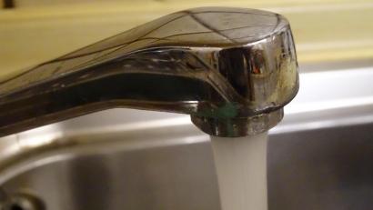 Symbolbild: Houschka
Eine Bescherung, wie sie negativer nicht sein könnte, wird den Fensterbachern und weiten Teilen der Gemeinde Schmidgaden kurz vor Weihnachten gemacht: Der Wasserpreis verdoppelt sich ab dem neuen Jahr.