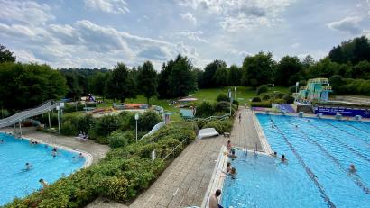 Archivbild: Eichl
Das Freibad in Pleystein soll zum Naturbad umfunktioniert werden. Im Stadtrat wird über das Thema nach wie vor recht hitzig debattiert.
