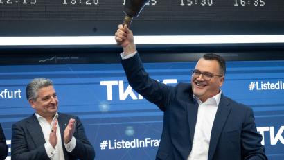 Bild: Boris Roessler/dpa
In Deutschland wagten sich in diesem Jahr vergleichsweise wenige Unternehmen an die Börse - aber drei der Neulinge zählen zu den größten europäischen Börsengängen 2025: unter anderem der des Marineschiffbauers TKMS. (Archivbild)