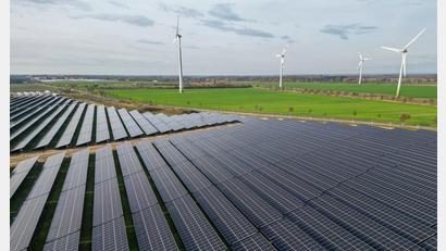 Bild: Jan Woitas/dpa
Erneuerbare Energien werden in diesem Jahr laut einer Hochrechnung knapp 56 Prozent des Stromverbrauchs decken. (Symbolbild)