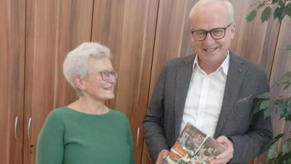 Bild: hka
Bürgermeister Bernhard Lindner war der Erste, dem Marianne Moosburger ihr 240 Seiten starkes Buch überreichte.