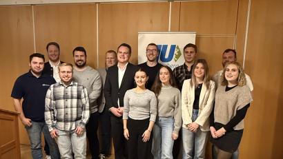 Bild: Junge Union Vilseck
Die Kandidaten der Jungen Union Vilseck treten zur Stadtratswahl 2026 an. Kreisvorsitzender Henner Wasmuth (Zweiter von Links) gratulierte dem Team um Jonas Dittrich (Sechster von Links).