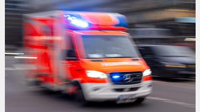 Bild: Monika Skolimowska/dpa
Bei einem Wohnungsbrand in einem Mehrfamilienhaus ist ein älterer Bewohner lebensgefährlich verletzt worden. (Symbolbild)