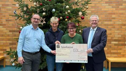 Bild: Daniel Weigl, Stadt Schwandorf
Vorweihnachtliche Freude bei allen Beteiligten (von links): Stefan Trettenbach (Werkleiter, Städtische Wasser- und Fernwärmeversorgung), Margit Gerber (Geschäftsleitung, Naab-Werkstätten), Martina Bachl (Sozialdienst, Naab-Werkstätten) und Oberbürgermeister Andreas Feller.