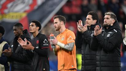 Bild: Federico Gambarini/dpa
Leverkusens Mannschaft applaudierte den Fans nach dem 2:2 in der Champions League.