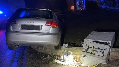 Bild: Polizei Sulzbach-Rosenberg
Ein 19-jähriger Fahranfänger verliert in Hermannsberg bei Illschwang die Kontrolle über sein Auto und prallt gegen eine Gartenmauer.