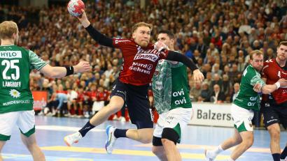 Bild: Michael Hundt/dpa
Flensburgs Simon Pytlick beim Torwurf.