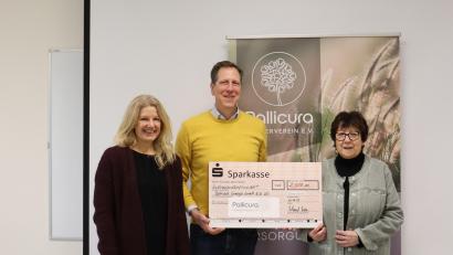 Bild: Claudia Berger, Pallicura Förderverein e.V.
2500 Euro bekommt der Schwandorfer Pallicura-Förderverein von der Böttcher Energie. Im Bild von links: Tanja Ebenhöch (Marketing-Managerin Böttcher), Geschäftsführer Roland Braun und Sonja Kellner, Vorsitzende des Fördervereins.