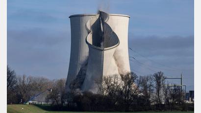 Bild: Boris Roessler/dpa
Abgerissen: Der Kühlturm von Block B im ehemaligen Atomkraftwerk Biblis fällt in sich zusammen, nachdem er mit Spezialgeräten destabilisiert worden war.