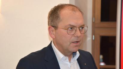 Bild: jr
Sparkasse-Vorstandsvorsitzender Hans-Jörg Schön warb im Mitterteicher Stadtrat um Zustimmung für die Fusionspläne der Sparkasse Oberpfalz Nord, die er zu hundert Prozent auch erhielt.