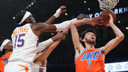 Bild: Kyle Phillips/AP/dpa
Viele Hände: Oklahoma City Thunder (hier mit Center Chet Holmgren) behielt auch gegen die Phoenix Suns den Durchblick.