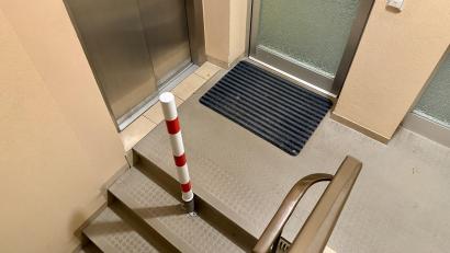 Bild: upl
Hier ist der Unfall passiert. Links die Aufzugtür, rechts der Eingang zur Praxis. Mittlerweile wurde an den Stufen ein Sicherheitspfosten montiert.