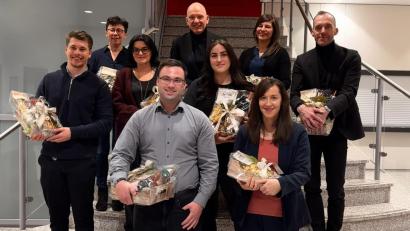 Bild: Silke Bomann
Ehrungen bei der Kewog-Gruppe: Im Bild von links (1. Reihe, vorne): Alexander Stark, Stefanie Albert; 2. Reihe: Lukas Weiß, Cornelia Daubitzer, Celina Fellner, Rainer Hecht; 3 Reihe: Sabine Siegert, Geschäftsführer Bernd Büsching und Marion Scharnagl-Neid.