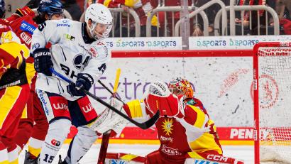 Archivbild: Werner Moller
Das Hinspiel bei der Düsseldorfer EG haben Fabian Voit (weißes Trikot) und die Blue Devils Weiden knapp mit 0:1 verloren. Am Wochenende gastiert der Traditionsklub vom Rhein erstmals in der Hans-Schröpf-Arena.