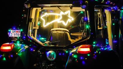 Archivbild: ref
Der festlich geschmückte Weihnachtsbulldog. Er fährt am 19. Dezember durch die Stadt Amberg.