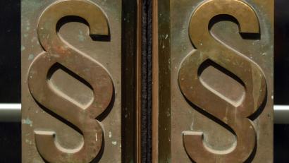 Symbolbild: Henning Kaiser
In gestohlenen Autos und mit gefälschten Papieren waren zwei Männer bei Amberg unterwegs, die von der Polizei angehalten wurden. Jetzt saßen sie vor Gericht und erhielten nach fünf Monaten Untersuchungshaft ihr Urteil.