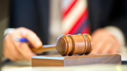 Symbolbild: Daniel Naupold/dpa
Das Haus, das ein ehemaliger, wegen Untreue gegenüber der Gemeinde verurteilter Bürgermeister aus dem Landkreis Tirschenreuth hat errichten lassen, wird diesen Dienstag in Weiden zwangsversteigert.