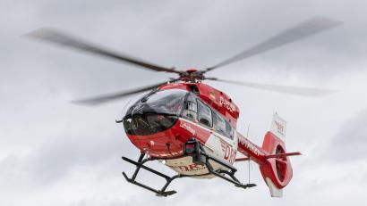 Symbolbild: Daniel Karmann/dpa
Ein Rettungshubschrauber bringt einen Schwerverletzten nach einem Unfall mit einer Kreissäge ins Krankenhaus.