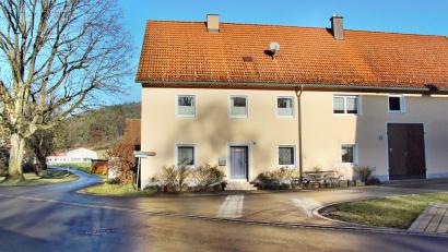 Bild: ds
In den Kirchenweg (vorne) münden rechts der Buchbergweg und links der Achtler Weg, beide ohne ein Verkehrszeichen zur Klärung der Vorfahrt. Zwar gilt dann die "Rechts vor Links"-Regel, diese wird aber von den Kraftfahrern nicht immer beachtet.