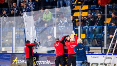 Bild: Tobias Neubert
Der Scheibenbruch vom Sonntag hat für die Blue Devils Weiden nun auch konkrete sportliche Folgen.