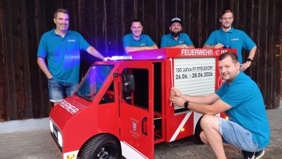 Bild: bl
Feuerwehr-Vorsitzender Michael Kiener, Stellvertreter und Festleiter Christian Kalb, Stefan Kiener und Thomas Schreier (von links) sowie Johannes Kiener (im Vordergrund) haben sich fürs Jubiläum ein ganz besonderes Fahrzeug einfallen lassen.