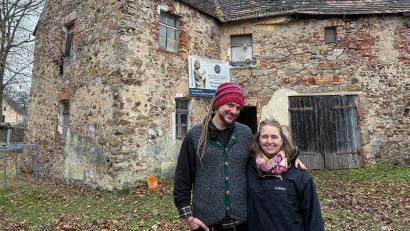 Bild: Stephan Huber
Katharina Schaller und Jonas Thoms wollen dem "Burggütl" den Weg zu einer Brauerei ebenen. Fünf Jahre haben sie für die Sanierung des Denkmals eingeplant, das im Ort auch als "Schlössl" bekannt ist.