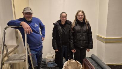 Bild: eib
Pächter Daniel Siebert mit Ehefrau Melanie und Tochter Emilia zwischen Staffelei und Farbkübel in der zukünftigen Lounge.