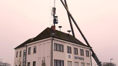 Bild: Josef Eindorfer
Mit Hilfe eines Autokrans baute der Netzbetreiber die Antenne auf dem Steinberger Rathaus ab und suchte sich einen neuen Standort in der Nähe des Klärwerks.