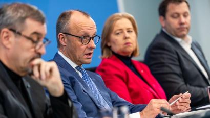 Bild: Michael Kappeler/dpa
Die Koalitionsspitzen präsentieren nach nächtlichen Beratungen Ergebnisse.