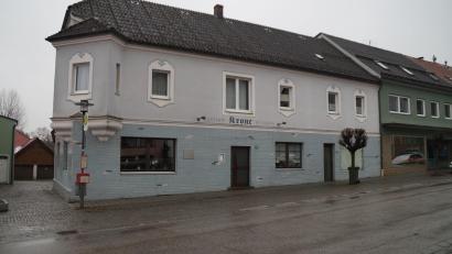 Bild: wel
Das ehemalige Gasthaus "Zur Krone" in der Hauptstraße von Schönsee soll für eine Tagespflege und Demenz-WG umgestaltet werden.