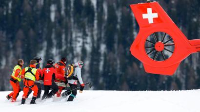 Bild: Jean-Christophe Bott/KEYSTONE/dpa
Michelle Gisin wird nach ihrem Sturz in St. Moritz zum Rettungshubschrauber gebracht.