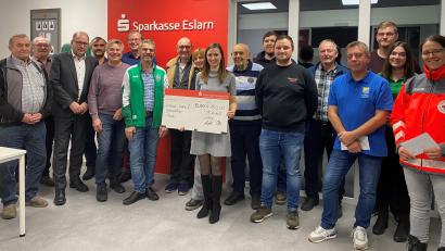 Bild: Sparkasse Eslarn
Die Vereinigte Sparkassen übergaben 4.700 Euro an lokale Vereine und Organisationen in Eslarn.
