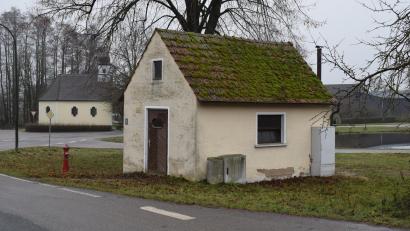 Bild: bnr
Das ehemalige Gefrierhaus in Trichenricht soll zu einem Jugendtreff umgebaut werden. Um Kosten zu sparen, hofft die Gemeinde auf die Mitarbeit der Dorfgemeinschaft.